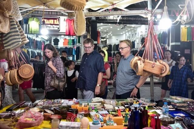hanh thong tay market at night