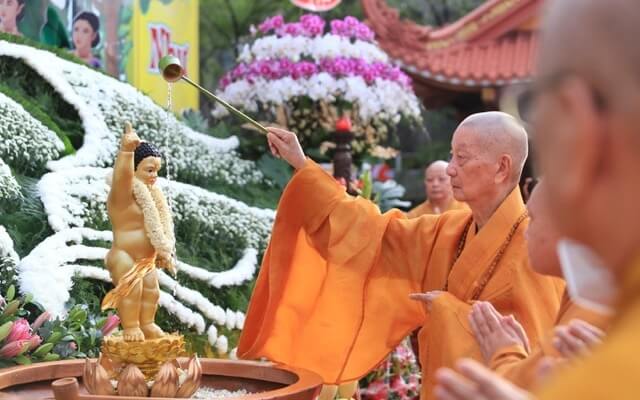 the bathing of the buddha statue