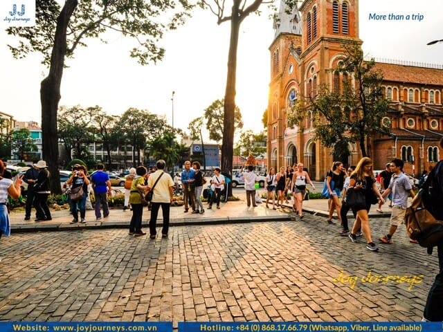 The beautiful scenery of tourists and Notre-Dame Cathedral.