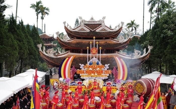 huong pagoda festival
