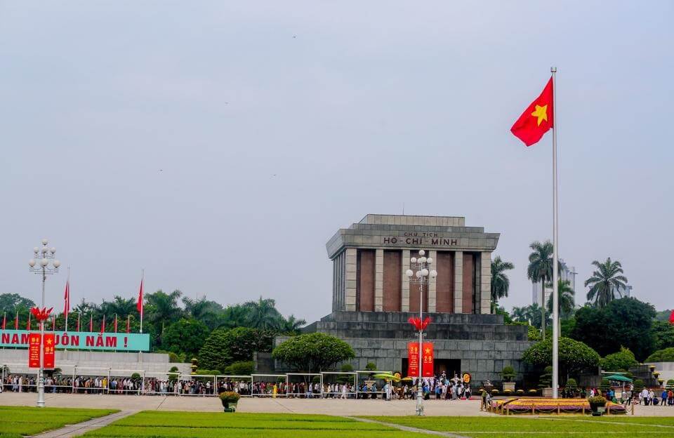 visitor ho chi minh mausoleum