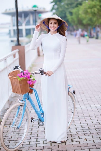 The combination of Áo dài and conical hat is still a perfect combination.