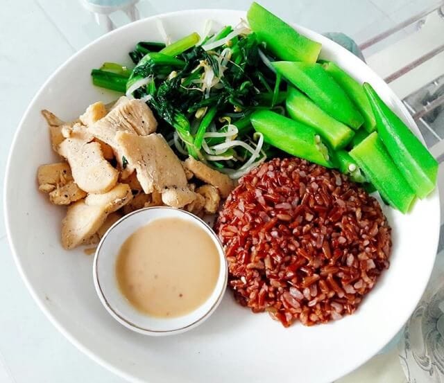 Brown rice with a healthy meal including meat and vegetables