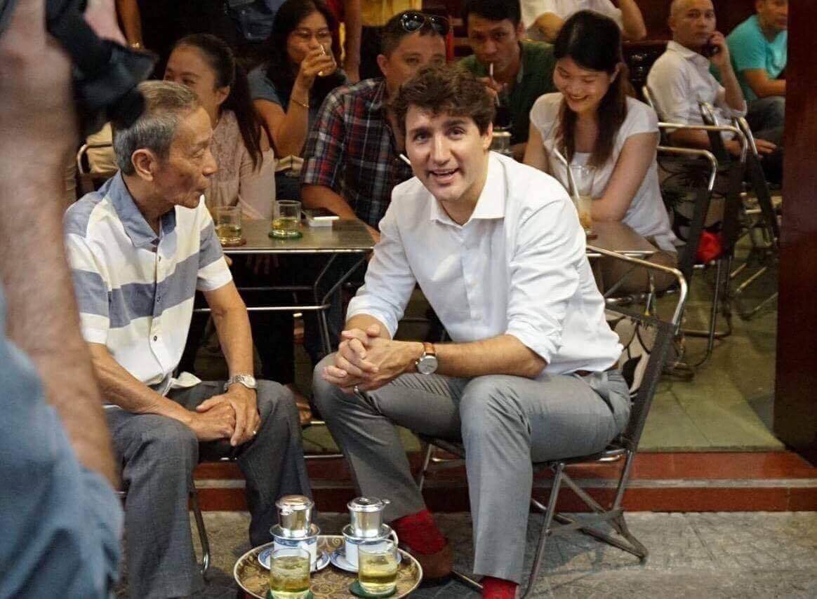 Canadian Prime Minister drinks Vietnamese drip coffee on the sidewalk during his visit to Vietnam.