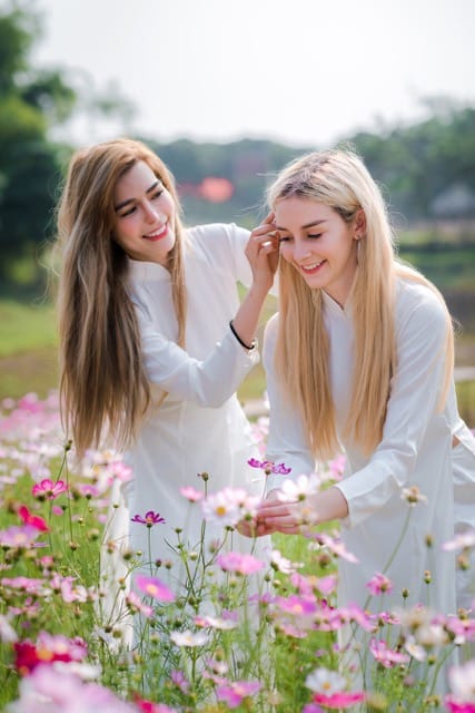 Many foreign guests like to wear traditional Vietnamese Áo dài.