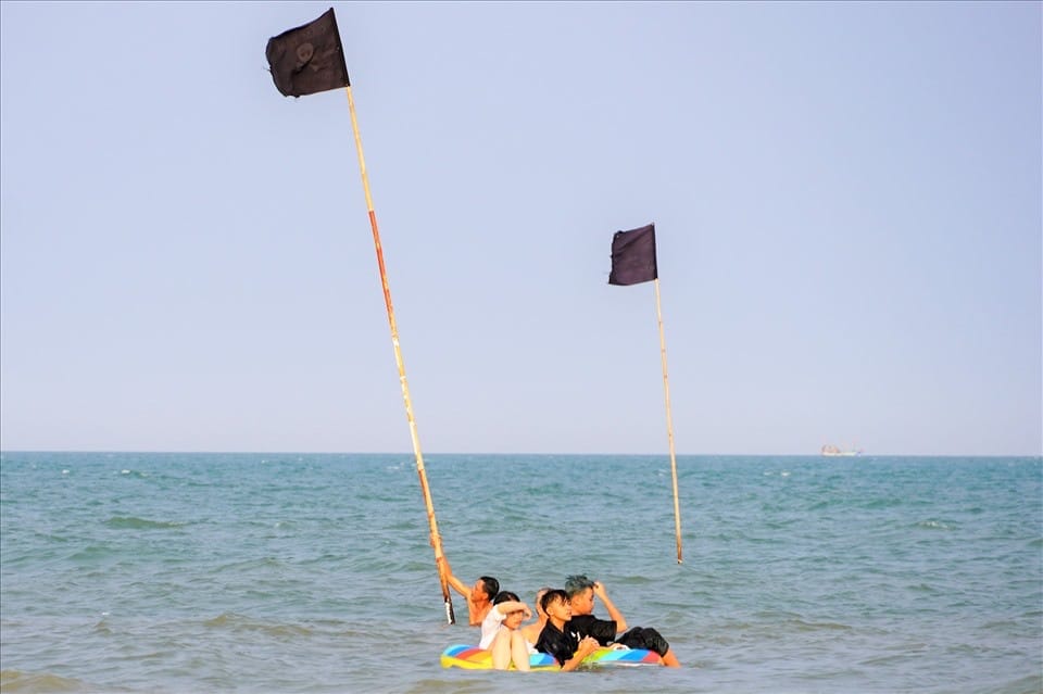 It is important to pay special attention to signs and warnings when swimming at the beach to ensure personal safety