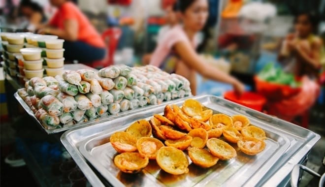 In addition to Ben Thanh Market, there is also a well-known night market in Ho Chi Minh City, which is Ho Thi Ky Market in District 10
