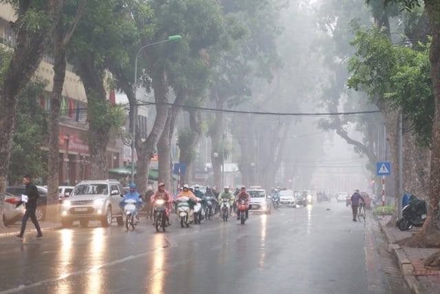 During the monsoon season, there is often fog accompanied by rain, and the weather tends to be damp and chilly