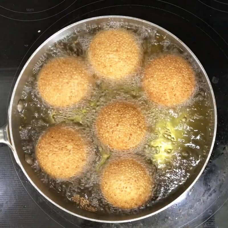 Deep-frying Will Make Banh Cam Evenly Cooked and Crispy