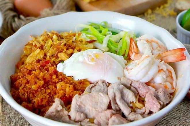 Dry Noodle Vietnamese Is Mixed With Many Toppings