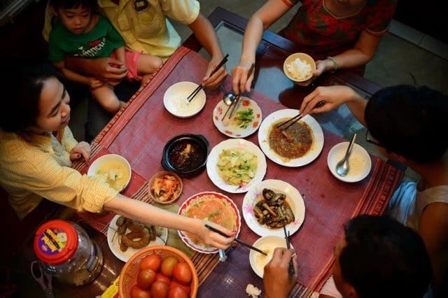 Vietnamese Use Chopstick In Dining