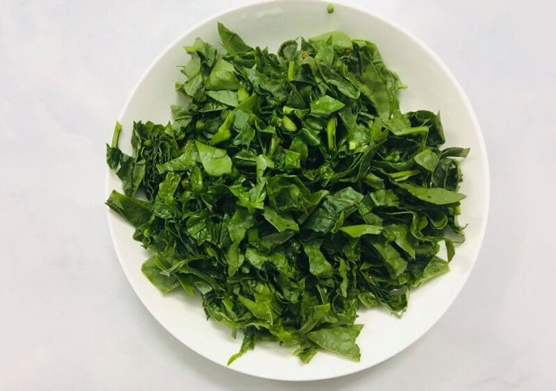 Cut the Vietnamese spinach into bite-sized pieces