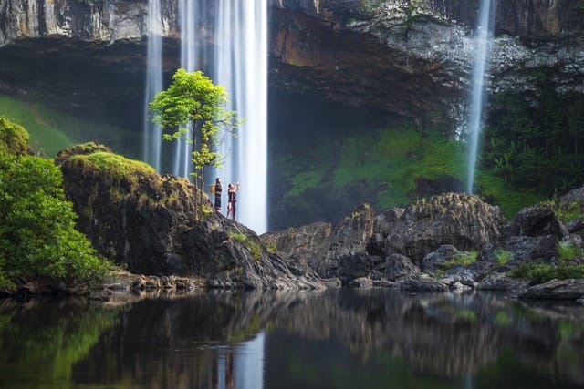 Majestic Hang En Cave