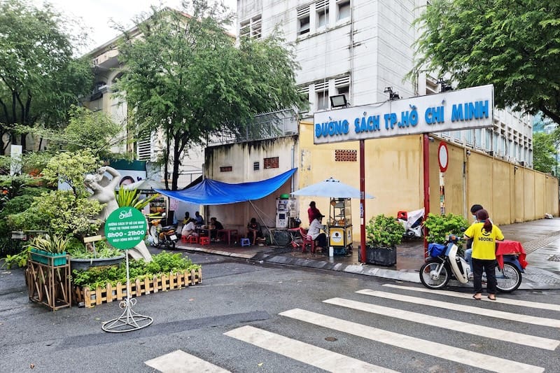 getting to Saigon book street