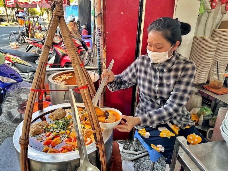 What to eat at Ben Thanh Market in the daytime