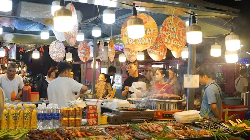 what to buy at Saigon weekend markets